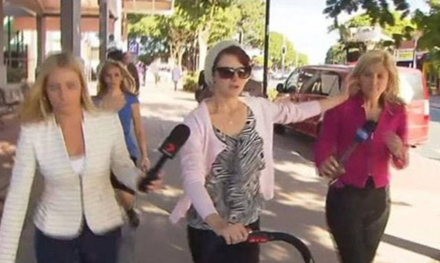 Επίθεση – σοκ σε δημοσιογράφο: Αντί για δήλωση, της έσβησε το τσιγάρο στο πρόσωπο! (video)