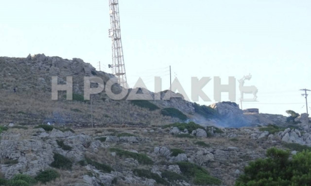 Ρόδος: Πυρκαγιά στην Καλλιθέα - Ανοιχτό το ενδεχόμενο εμπρησμού (photos)