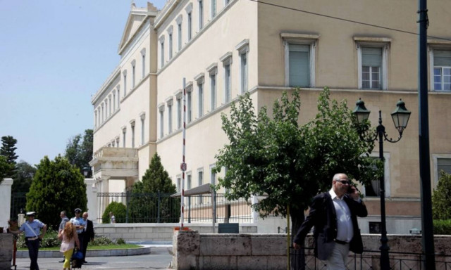 Η πρώτη μέρα των αστυνομικών στη Βουλή με κοστούμια (photos)