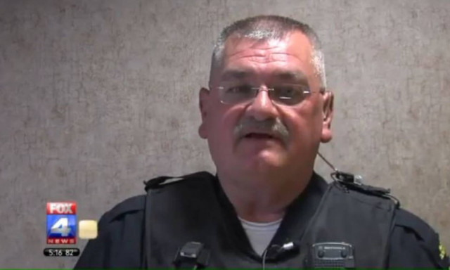 ΗΠΑ: Ο... τρυφερός αστυνομικός που έγινε ο νέος «ήρωας» της Αμερικής (photo)