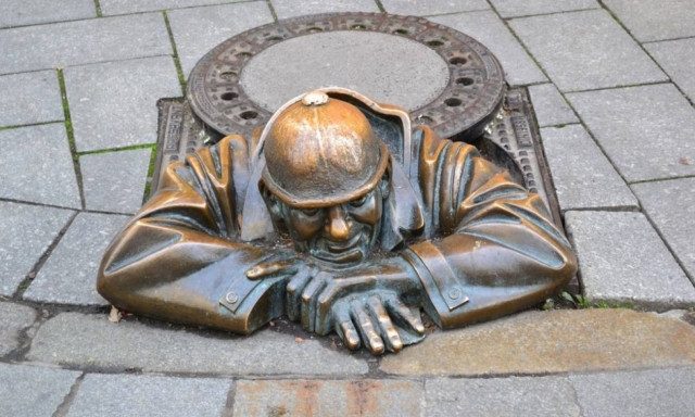 Το ανατριχιαστικό άγαλμα… που «κρυφοκοιτάζει» τους τουρίστες