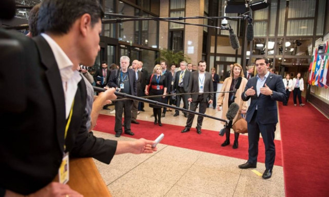 Bloomberg: Η προσοχή στην τριμερή των Βρυξελλών