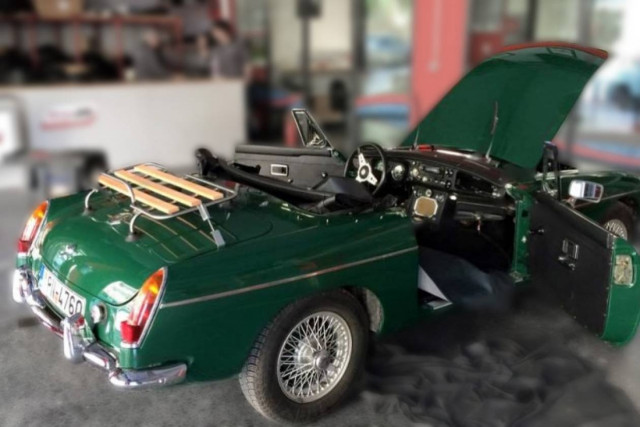 ΦΙΛΗΣGlass®: Αλλαγή παρμπρίζ σε MGB Roadster 1962 (photos)