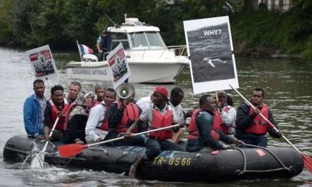 Στρασβούργο: Συμβολική διαμαρτυρία προσφύγων μπροστά στο Ευρωπαϊκό Κοινοβούλιο (video)