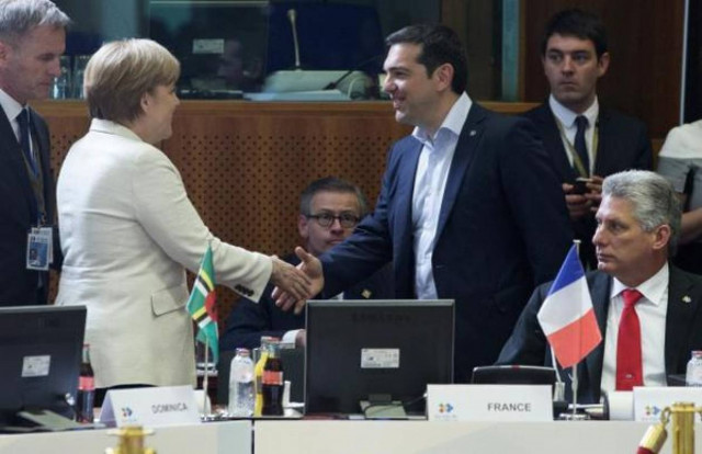 Η θερμή χειραψία Τσίπρα – Μέρκελ στη Σύνοδο Κορυφής (φωτο)