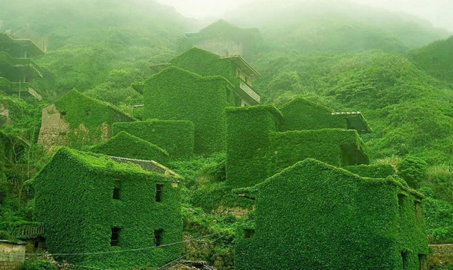 Η φύση «αγκαλιάζει» ένα εγκαταλελειμμένο χωριό (photos)