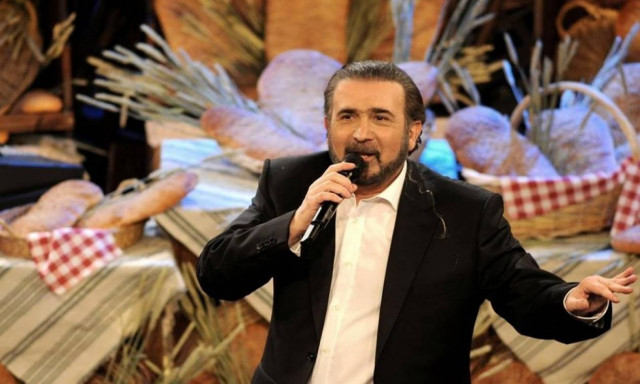 Πώς μας ενώνει και πώς μας δονεί του Λάκη Λαζόπουλου η «φωνή»
