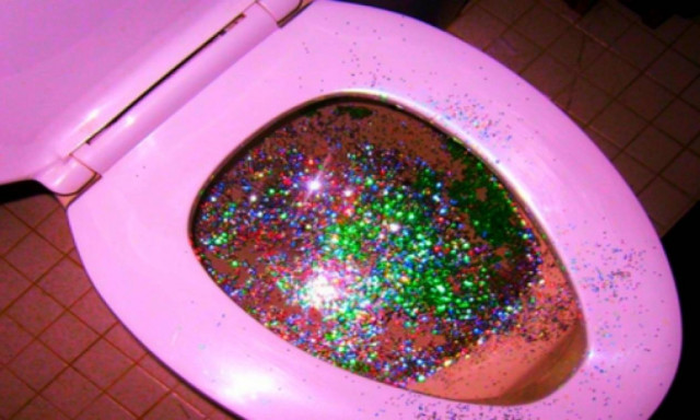 Κάποιοι αφήνουν γκλίτερ στην τουαλέτα...