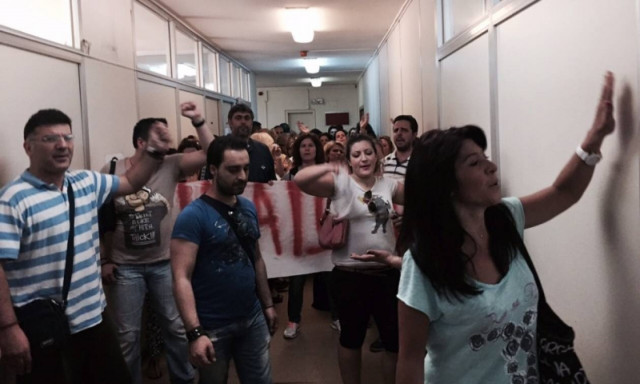 Εισβολή πρώην συμβασιούχων του ΟΑΕΕ  στο υπουργείο Εργασίας - Έστησαν και σκηνές (Photos)