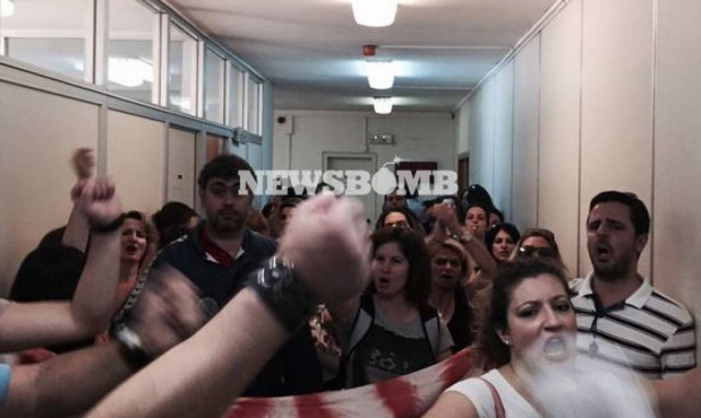 Αποχωρούν από το υπουργείο Εργασίας οι συγκεντρωμένοι συμβασιούχοι του ΟΑΕΕ