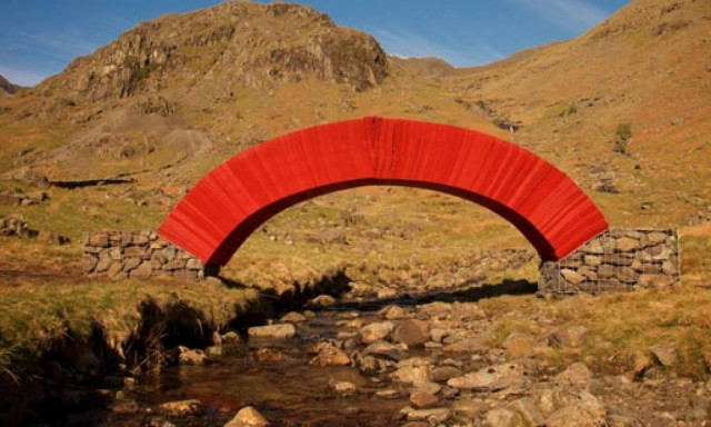 Εσείς μπορείτε να καταλάβετε από τι είναι φτιαγμένη η γέφυρα; (photos)