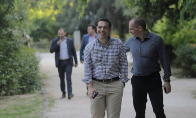 Βόλτα Τσίπρα – Βαρουφάκη στον Εθνικό Κήπο (photos)