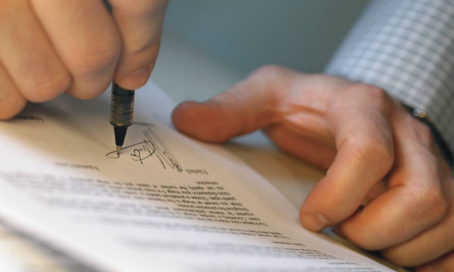 Έλληνες οικονομολόγοι: Υπογράψτε άμεσα συμφωνία