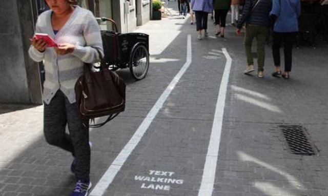 Βέλγιο: Έφτιαξαν λωρίδες κυκλοφορίας για τους πεζούς που γράφουν στο κινητό τους