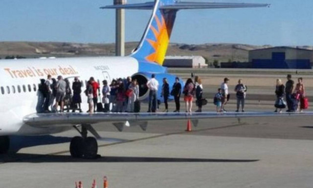 Απίστευτη φωτογραφία: Ανέβηκαν στο φτερό του αεροπλάνου για... ασφάλεια