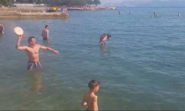 Σίγουρα ξέρετε να παίζετε φρίσμπι; Μάλλον κάτι πάει λάθος! (video)