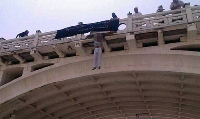 Φρίκη δίχως τέλος από τους τζιχαντιστές: Κρέμασαν δύο άνδρες από γέφυρα