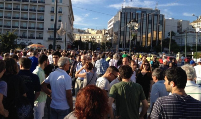 Συγκέντρωση με σύνθημα «Μένουμε Ευρώπη» στο Σύνταγμα (Photos)