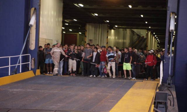 «Βουλιάζουν» Αθήνα και Πειραιάς από τη μαζική άφιξη μεταναστών