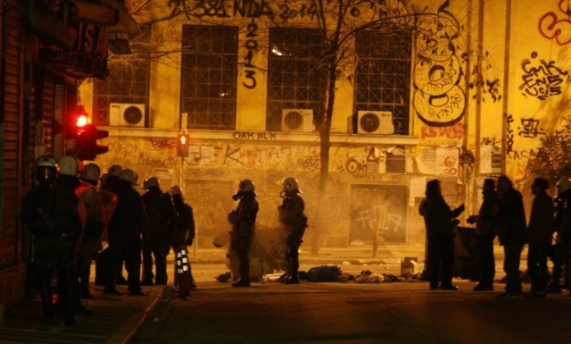 Ένταση και πετροπόλεμος στο Πολυτεχνείο το βράδυ της Πέμπτης (18/6)