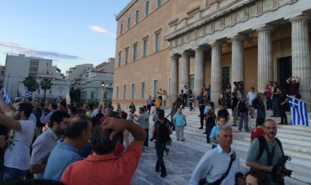 Συγκέντρωση στο Σύνταγμα με σύνθημα «Μένουμε Ευρώπη» - Κλειστοί δρόμοι στο κέντρο (Photos - Video)