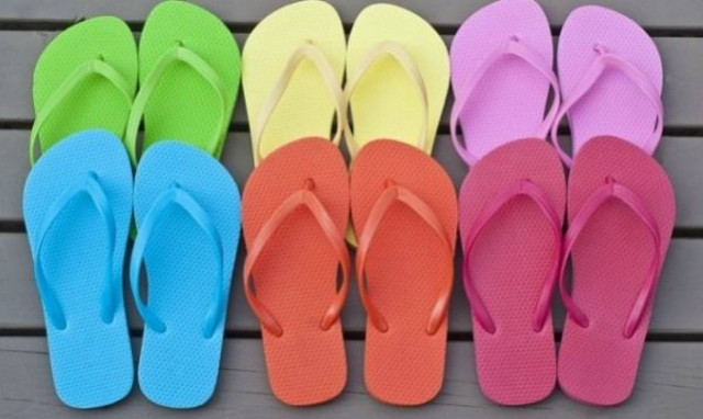 Δε φαντάζεστε πώς πρέπει να καθαρίσετε τις σαγιονάρες πριν την παραλία!