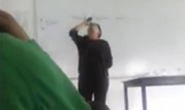 Καθηγήτρια μάθαινε στους μαθητές της… πώς να πίνουν τεκίλα (video)