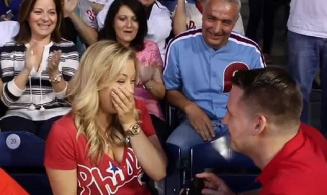 ΗΠΑ: Πρόταση γάμου από ομογενή κατά τη διάρκεια αγώνα μπέιζμπολ (video)