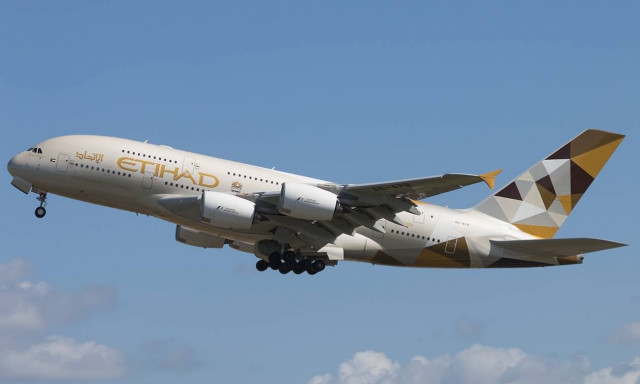 Επεισοδιακή πτήση: Έδεσαν επιβάτη στη θέση του γιατί επιτέθηκε σε αεροσυνοδούς