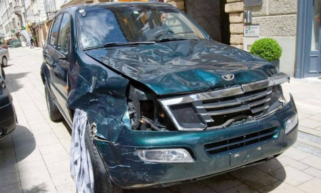 Δολοφονικό αμόκ: Οδηγός έπεσε πάνω σε πλήθος με το τζιπ του – Τουλάχιστον τρεις νεκροί