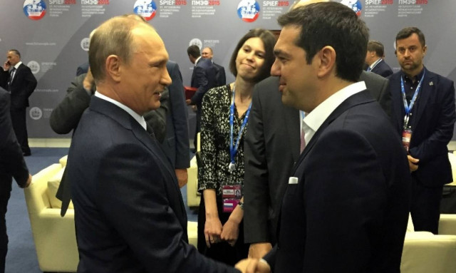 Ο συμβολισμός της ομιλίας Τσίπρα, το χαμόγελο του Πούτιν και το μήνυμα στην Ευρωπαϊκή Ένωση