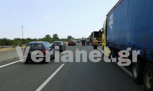 Φορτηγό τυλίχθηκε στις φλόγες στην Εγνατία (video)