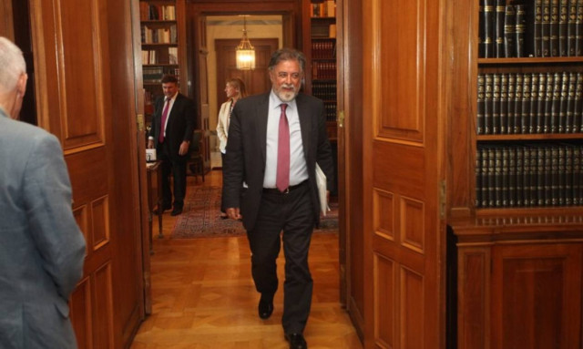 «Κεραυνοί» Πανούση: Βοηθός πρωθυπουργού δεν προβλέπεται από το Σύνταγμα!