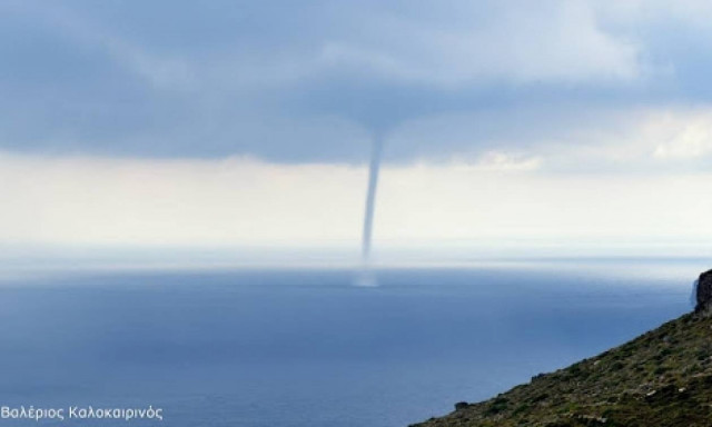 Απίστευτο βίντεο! Υδροστρόβιλος στα Κύθηρα