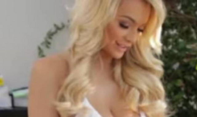 Αυτό είναι το πιο σέξι μπάρμπεκιου ever! Tα πέταξαν όλα στη φόρα για να ψήσουν!