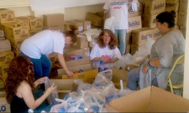 Η AVAAZ μοίρασε είδη πρώτης ανάγκης σε μετανάστες και πρόσφυγες σε Κω και Λέρο