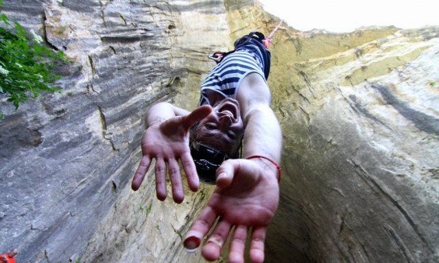 Απίστευτη «βουτιά» από ύψος 45 μέτρων (video&photos)