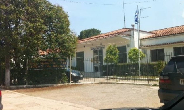 Ψαχνά: Φοιτήτρια έπεσε στο κενό την ώρα που καθάριζε