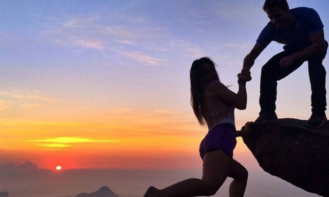 Τολμηροί! Ζευγάρι φωτογραφίζεται κρεμασμένο στην άκρη του γκρεμού (photos)