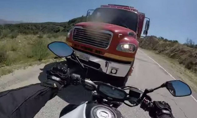 Μοτοσικλετιστής καταγράφει τη σύγκρουσή του με φορτηγό (video)