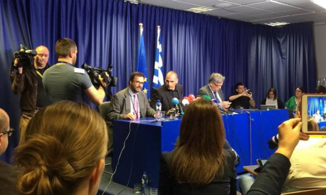 Eurogroup: Το σχόλιο του Βαρουφάκη κατά την έξοδό του από το Eurogroup (video)
