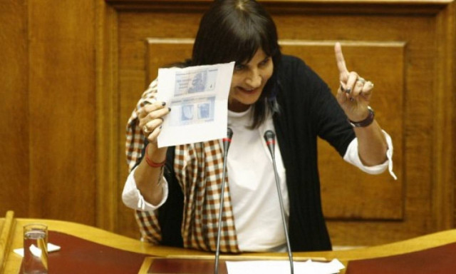 Δημοψήφισμα – Η Λυμπεράκη με χαρτονομίσματα από τη Ζιμπάμπουε στη Βουλή