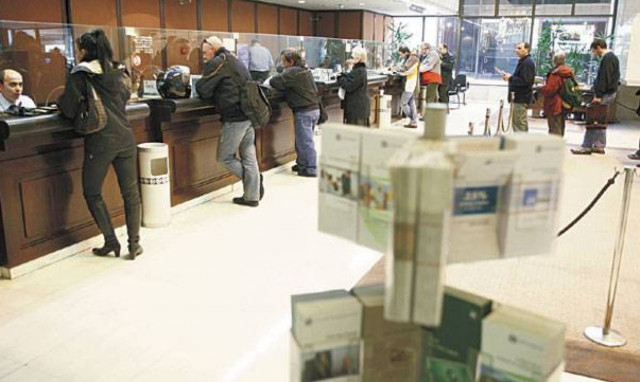 Capital controls: Κλειστές οι τράπεζες - Περιορισμός στις αναλήψεις