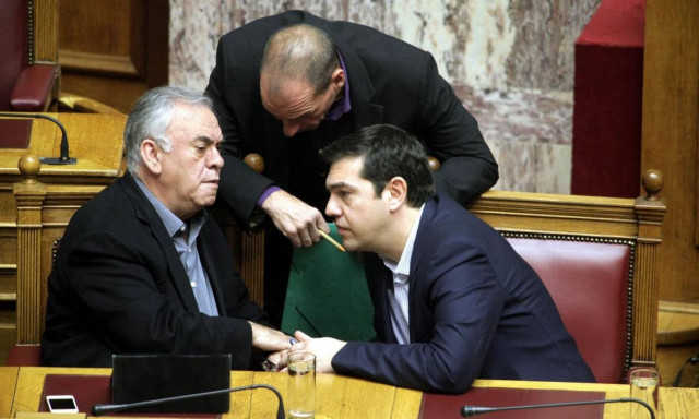 Δημοψήφισμα: Ο Τσίπρας κάλεσε στο Μαξίμου Βαρουφάκη, Δραγασάκη