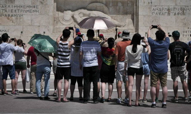 Χωρίς capital controls η ανάληψη χρημάτων μέσω ΑΤΜ για τους τουρίστες