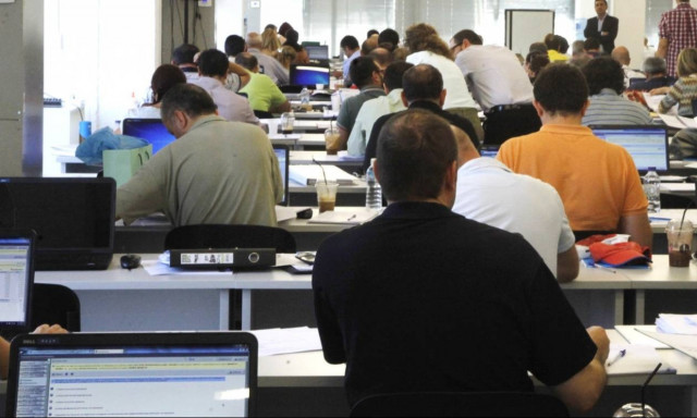 Δημοψήφισμα 2015: «Ψαλίδι» στις άδειες των δημοσίων υπαλλήλων