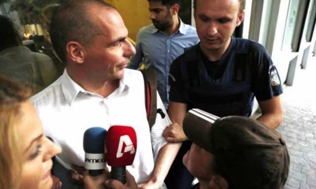 Η Ελένη Λουκά δάγκωσε γνωστό φωτορεπόρτερ! (photo)