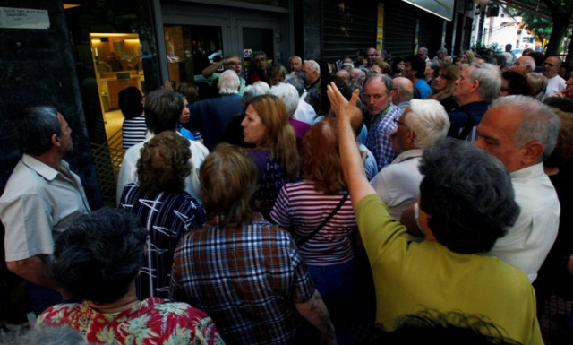 Capital controls: Τεράστιες ουρές συνταξιούχων έξω από τις τράπεζες (video)