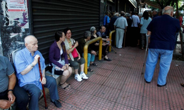 Κλειστές τράπεζες: Πιστώθηκαν στους λογαριασμούς των δικαιούχων οι συντάξεις του ΟΑΕΕ