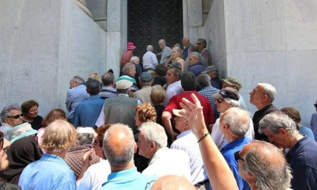 Capital controls: Με αλφαβητική σειρά η καταβολή των συντάξεων - ποια δικαιολογητικά χρειάζονται